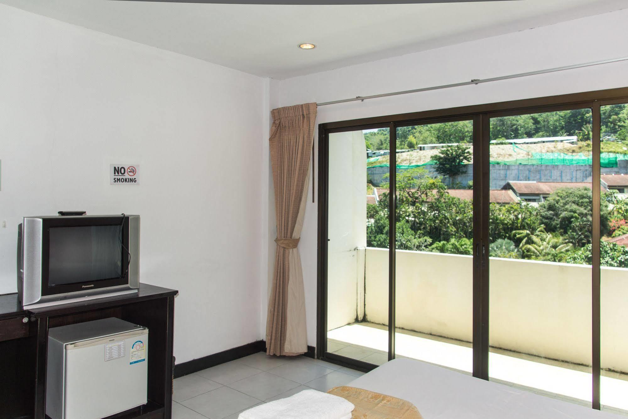 Patong Bay Guesthouse Экстерьер фото